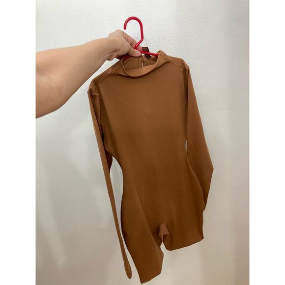 SKIMS Size Small ALL-IN-ONE LONG SLEEVE MID THIGH ONESIE CARAMEL NWT Jumpsuit - Picture 3 of 7